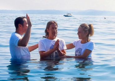 Missionários batizam italianos após evangelismo na pandemia