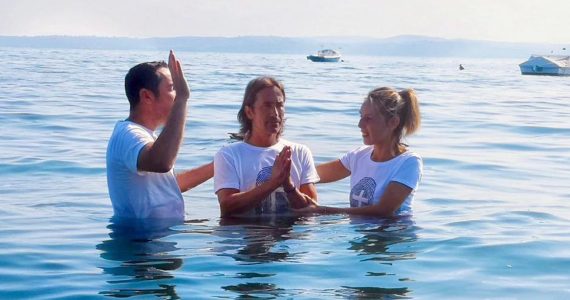 Missionários batizam italianos após evangelismo na pandemia