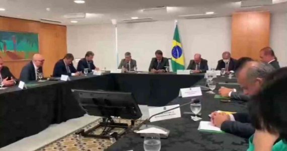 Milton Ribeiro conduz oração de equipe de ministros pela saúde de Bolsonaro