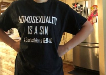 Escola expulsa filha de pastor por usar camiseta com frase ‘homossexualidade é pecado’
