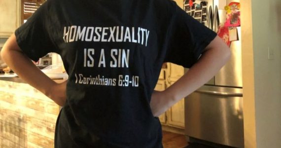 Escola expulsa filha de pastor por usar camiseta com frase ‘homossexualidade é pecado’