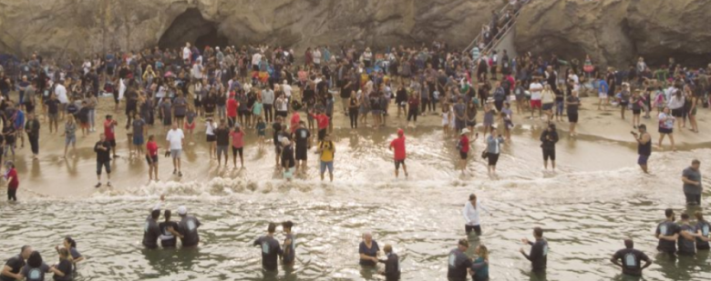 Batismo coletivo tem quase 1000 pessoas ao ar livre na praia