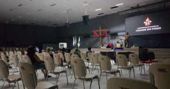 Debandada de fiéis leva igreja de Flordelis a fechar quatro filiais