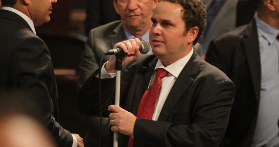 Deputado propõe multa de até R$ 10 mil contra casos de cristofobia