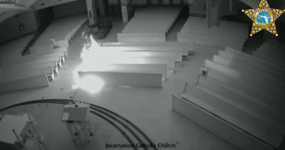 Cristofobia: câmeras flagram homem que invadiu igreja para atear fogo