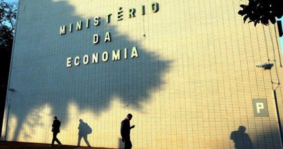 Equipe econômica recomenda que Bolsonaro vete anistia de dívidas de igrejas