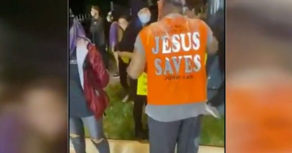 Pregador de rua é agredido por anunciar que ‘Jesus salva’ durante protesto do BLM
