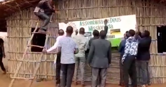 Dia de festa: cristãos comemoram templo feito com bambu na África