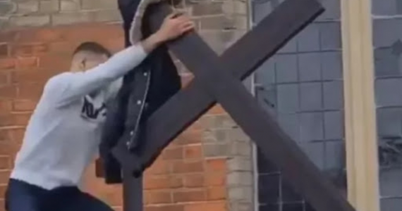 Vândalo que arrancou cruz de igreja termina preso pela Polícia local