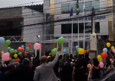 Igreja usa balões para distribuir folhetos evangelísticos