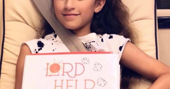 Babá ensina filha de Jennifer Lopez a orar e menina publica livro: ‘Senhor, me ajude'