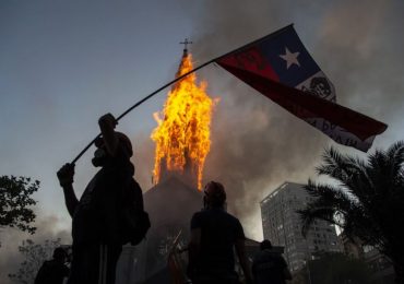 Igrejas incendiadas no Chile são prova de que a cristofobia é real