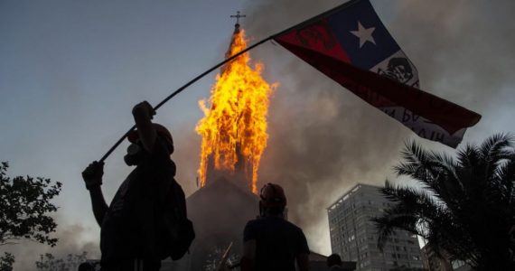 Igrejas incendiadas no Chile são prova de que a cristofobia é real