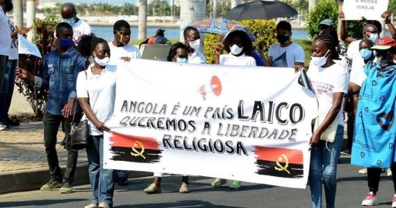Seis mil membros da Universal em Angola protestam contra fechamento de templos