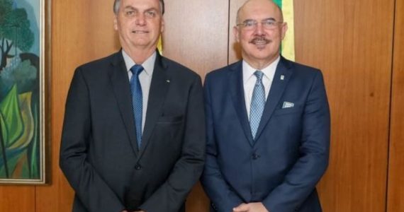 Bolsonaro defende ministro Milton Ribeiro diante de acusações de homofobia
