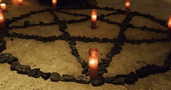 Satanistas processam empresa por não promover "ritual de aborto"