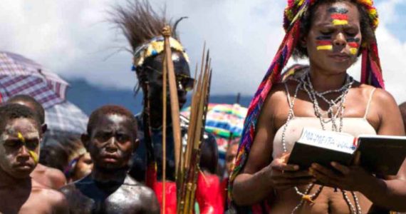 Tribo que já matou missionários recebe 2.500 Bíblias em seu idioma