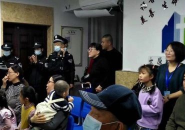 China: policiais invadem culto, prendem pastor e confiscam bíblicas