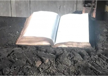 Templo é destruído pelo fogo, mas Bíblia fica intacta em meio ao incêndio