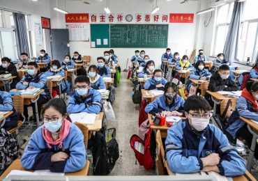 China: aluno é obrigado a ficar em pé na sala por causa da fé em Deus