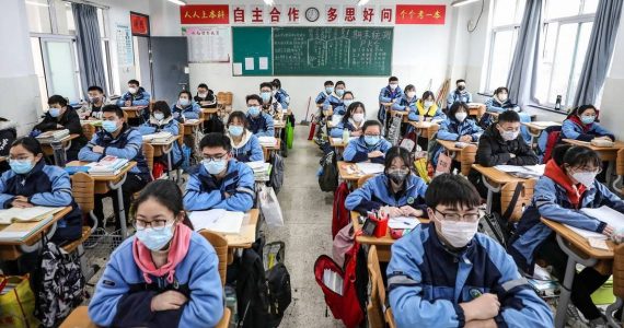 China: aluno é obrigado a ficar em pé na sala por causa da fé em Deus