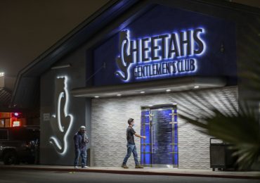Clubes de strip-tease reabrem em cidade dos EUA, enquanto igrejas não