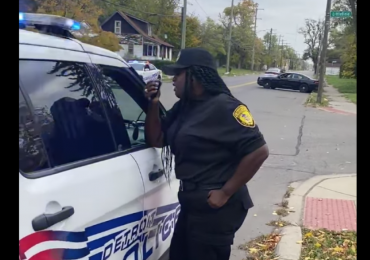 Policial usa alto-falante da viatura para orar: “Precisamos de Deus"