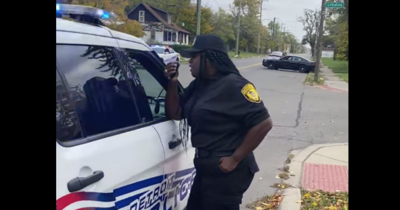 Policial usa alto-falante da viatura para orar: “Precisamos de Deus"