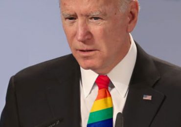 Militância LGBT exige que Biden descredencie escolas cristãs nos EUA