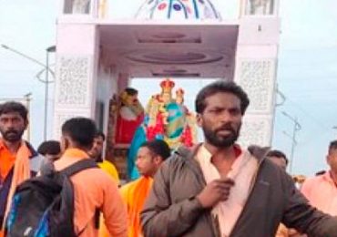 Hindus invadem culto de oração e espancam cristãos com porretes