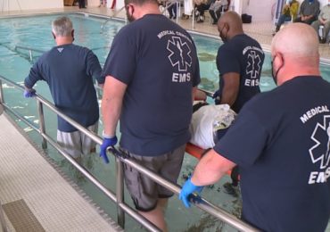 Homem paralisado por 15 anos após acidente realiza sonho de ser batizado nas águas
