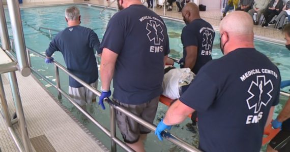 Homem paralisado por 15 anos após acidente realiza sonho de ser batizado nas águas