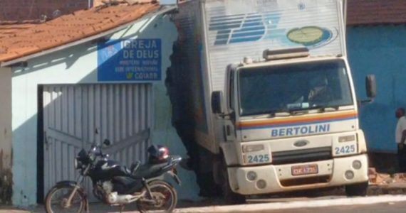 Caminhão desgovernado invade e destrói igreja no Tocantins