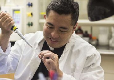 Cristão doutor em microbiologia está desenvolvendo vacina de baixo custo contra covid-19