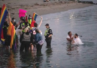 Ativistas LGBT em bando hostilizam pastor durante celebração de batismo nas águas