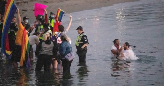 Ativistas LGBT em bando hostilizam pastor durante celebração de batismo nas águas