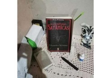Polícia encontra ‘bíblia satânica’ em casa onde adolescente foi morta pelo companheiro