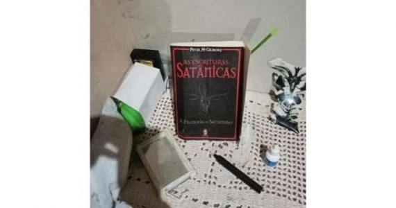 Polícia encontra ‘bíblia satânica’ em casa onde adolescente foi morta pelo companheiro
