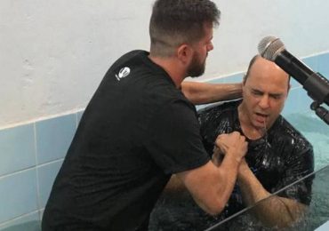 Afastado, Wilson Witzel é batizado nas águas em igreja evangélica