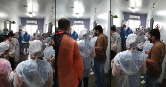 Profissionais de saúde oram a Deus por ajuda em hospital de Manaus