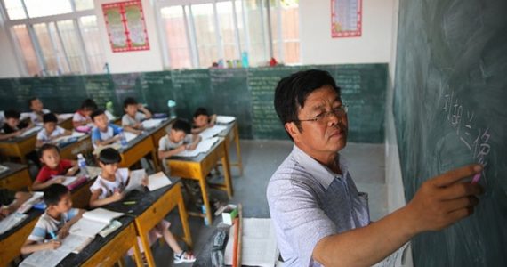 China: professores são forçados a negar a fé para promover o ateísmo