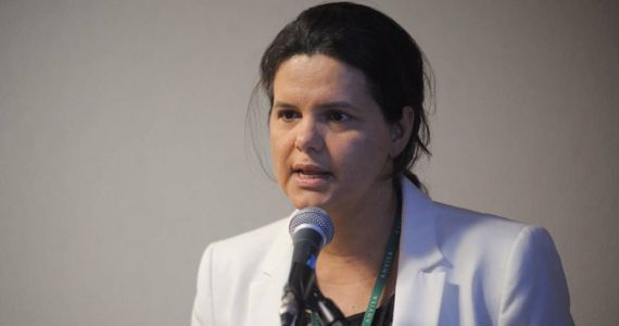 Diretora da Anvisa cita hino: "Porque Ele vive, posso crer no amanhã”