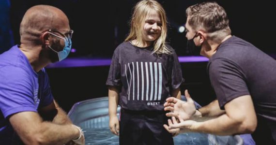Criança leva família inteira a se batizar: "Quero seguir Jesus"