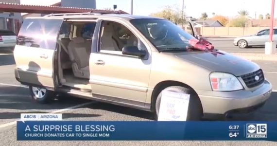 Desempregada, mãe de 7 filhos é presenteada por igreja com carro que comporta sua família