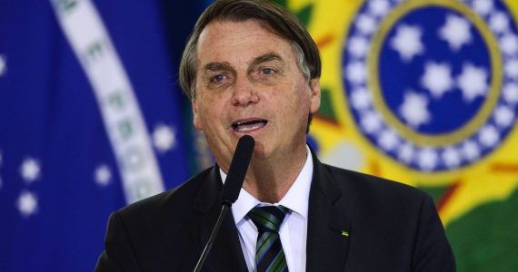 Bolsonaro rebate rumores de impeachment: “Só papai do céu me tira"