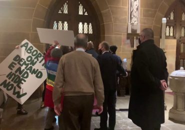 Grupo pró-aborto invade igreja durante celebração e hostiliza fiéis
