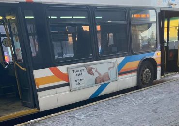 Defensores do aborto dizem que anúncio pró-vida em ônibus é "ofensivo"