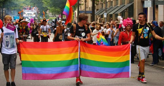 Ativismo LGBT pressiona Igreja pelo reconhecimento do "casamento gay"