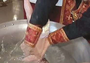 Bebê morre afogado em batismo da Igreja Católica Ortodoxa