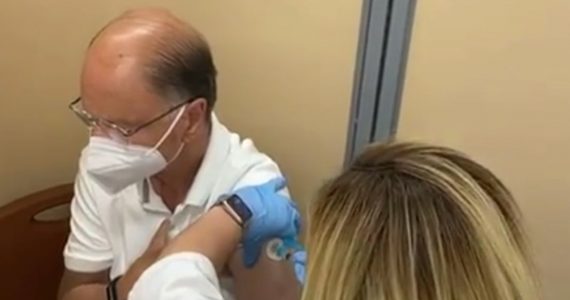 Bispo Edir Macedo e esposa são vacinados contra a covid-19 em Miami